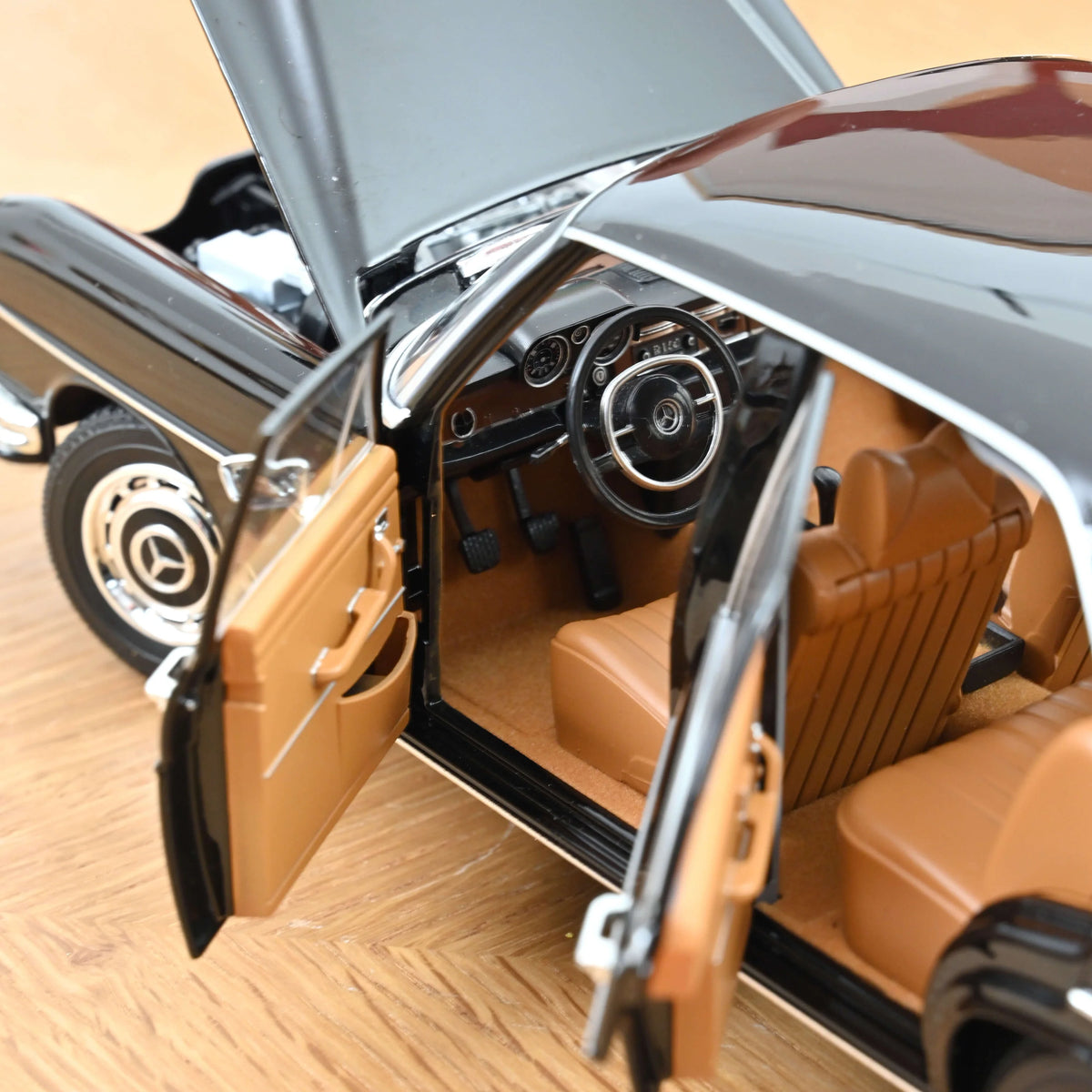 Norev 1/18 Mercedes-Benz 280 SE 1968 Black 183360 – Burbank's