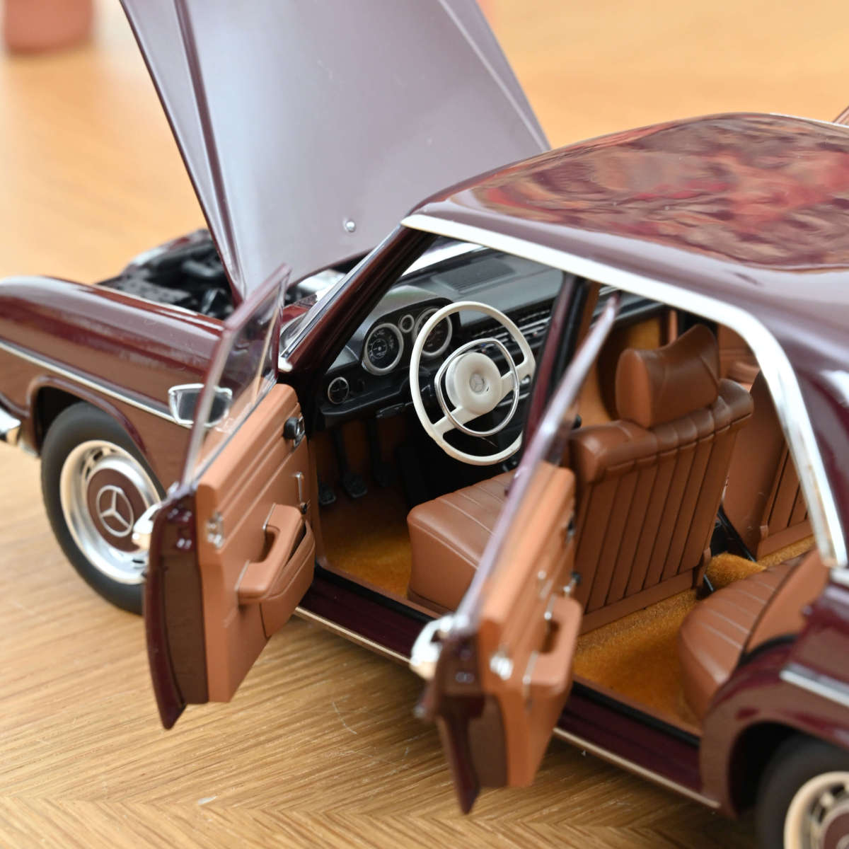 Norev 1/18 Mercedes-Benz 200 1968 Dark Red Brown 183778