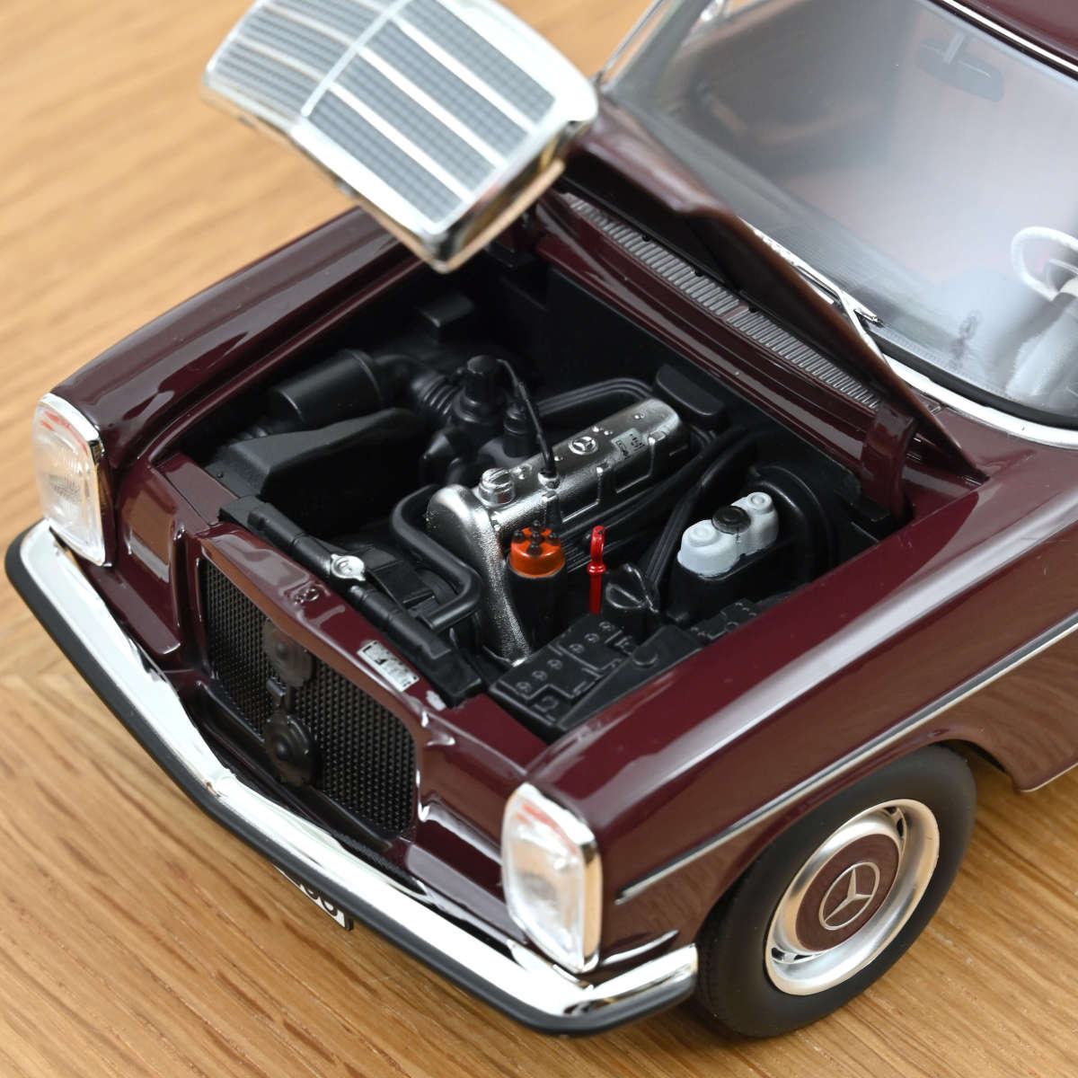Norev 1/18 Mercedes-Benz 200 1968 Dark Red Brown 183778