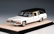 Load image into Gallery viewer, Stamp 1/43 1980 Cadillac Superior Hearse White 80802