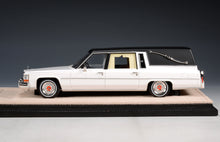 Load image into Gallery viewer, Stamp 1/43 1980 Cadillac Superior Hearse White 80802