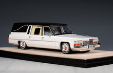 Load image into Gallery viewer, Stamp 1/43 1980 Cadillac Superior Hearse White 80802