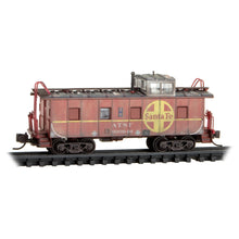 Load image into Gallery viewer, Micro-Trains N ATSF Caboose 36&#39; Riveted Steel Cabooses Weathered 3-Pack 983 02 259