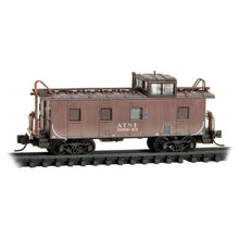 Load image into Gallery viewer, Micro-Trains N ATSF Caboose 36&#39; Riveted Steel Cabooses Weathered 3-Pack 983 02 259