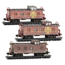 Load image into Gallery viewer, Micro-Trains N ATSF Caboose 36&#39; Riveted Steel Cabooses Weathered 3-Pack 983 02 259