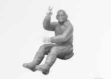 Load image into Gallery viewer, ICM 1/32 British RAF Pilots 1939/45 3 Figures 32105