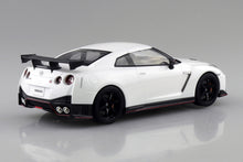 Load image into Gallery viewer, Aoshima 1/24 SNAP CAR NISSAN R35 GT-R NISMO 2017 Brilliant White Pearl 05-BW 06786
