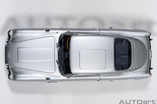 Load image into Gallery viewer, AUTOart 1/18 Aston Martin DB5 "Goldfinger" w/Weapons Silver 70296