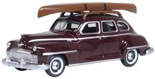 Load image into Gallery viewer, Oxford 1/87 HO 87DS46007 DeSoto Suburban 1946-48 Maroon w/Canoe