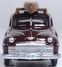 Load image into Gallery viewer, Oxford 1/87 HO 87DS46007 DeSoto Suburban 1946-48 Maroon w/Canoe