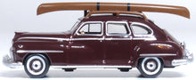 Load image into Gallery viewer, Oxford 1/87 HO 87DS46007 DeSoto Suburban 1946-48 Maroon w/Canoe