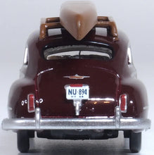 Load image into Gallery viewer, Oxford 1/87 HO 87DS46007 DeSoto Suburban 1946-48 Maroon w/Canoe