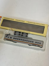 Load image into Gallery viewer, Con Cor HO 72' Pass Car Kit Santa Fe Coach 0001-000910