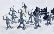 Load image into Gallery viewer, Marx 1/32 Medieval Soldiers and Catapults (26) 1965 MX083**