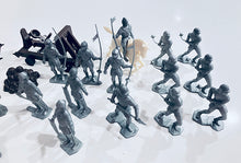 Load image into Gallery viewer, Marx 1/32 Medieval Soldiers and Catapults (26) 1965 MX083**