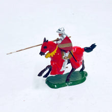 Load image into Gallery viewer, Britains LTD 1/32 Knights of Agincourt Mounted Knight w/ Lance Lead Figure No1661 C