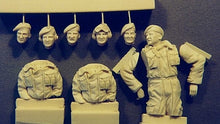 Load image into Gallery viewer, Ultracast 1/35 Canadian / Commonwealth Tank Crew Late 44/45 UC35008