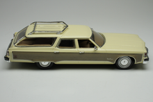 Load image into Gallery viewer, Goldvarg 1/43 GC-078A 1976 Oldsmobile Custom Cruiser Cream Gold