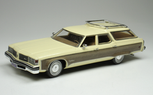 Load image into Gallery viewer, Goldvarg 1/43 GC-078A 1976 Oldsmobile Custom Cruiser Cream Gold