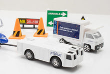 Load image into Gallery viewer, Daron Airport Playset jetBlue RT1221-1