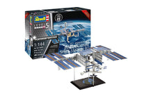 Load image into Gallery viewer, Revell 1/144 International Space Station ISS 25th Anniversary Platinum 05651