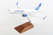 Load image into Gallery viewer, Skymarks 1/130 United Boeing 737-800 2019 Livery Plastic Replica w/ Wood Stand SKR5166