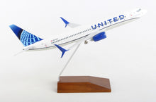 Load image into Gallery viewer, Skymarks 1/130 United Boeing 737-800 2019 Livery Plastic Replica w/ Wood Stand SKR5166