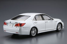 Load image into Gallery viewer, Aoshima 1/24 Toyota Crown Royal Saloon (21) 05080