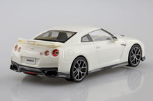 Load image into Gallery viewer, Aoshima Snap Kit 1/32 Nissan GT-R Brilliant White 07-B 05639