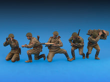 Load image into Gallery viewer, Miniart 1/35 Russian Artillery Crew 35231