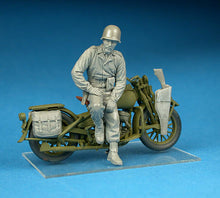 Load image into Gallery viewer, Miniart 1/35 US Military Police with Motorcycles (2) 35085