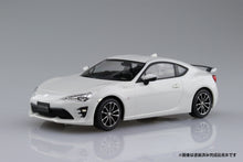 Load image into Gallery viewer, Aoshima Snap Kit 1/32 Toyota 86 (Crystal White Pearl) 05418