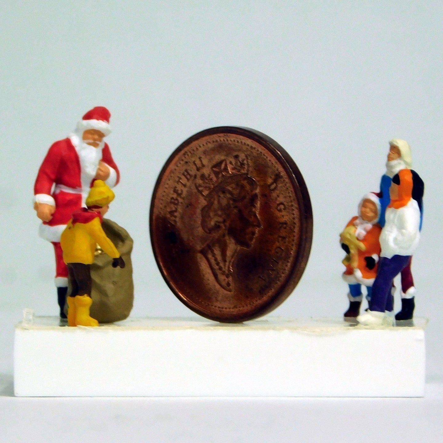Preiser 1/87 HO Santa Claus w Children Merry Christmas Figures 29098