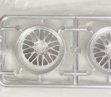 Load image into Gallery viewer, Aoshima 1/24 Rim &amp; Tire Set ( 25) BBS LM 20&quot; 05275