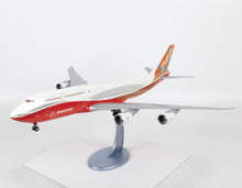 Load image into Gallery viewer, Zvezda 1/144 Boeing 747-8 House Colors 7010