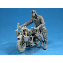 Load image into Gallery viewer, Miniart 1/35 US Soldier Pushing Motorcycle 35182