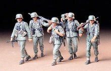 Load image into Gallery viewer, Tamiya 1/35 German Machine Gun Crew on Maneuver 35184