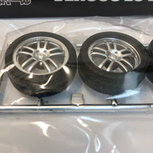 Load image into Gallery viewer, Fujimi 1/24 Wheel Series No. 27 18 inch Versus EU LIne V-152 Plated 192963