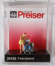 Load image into Gallery viewer, Preiser 1/87 HO Home From A Busy Work Day 28182